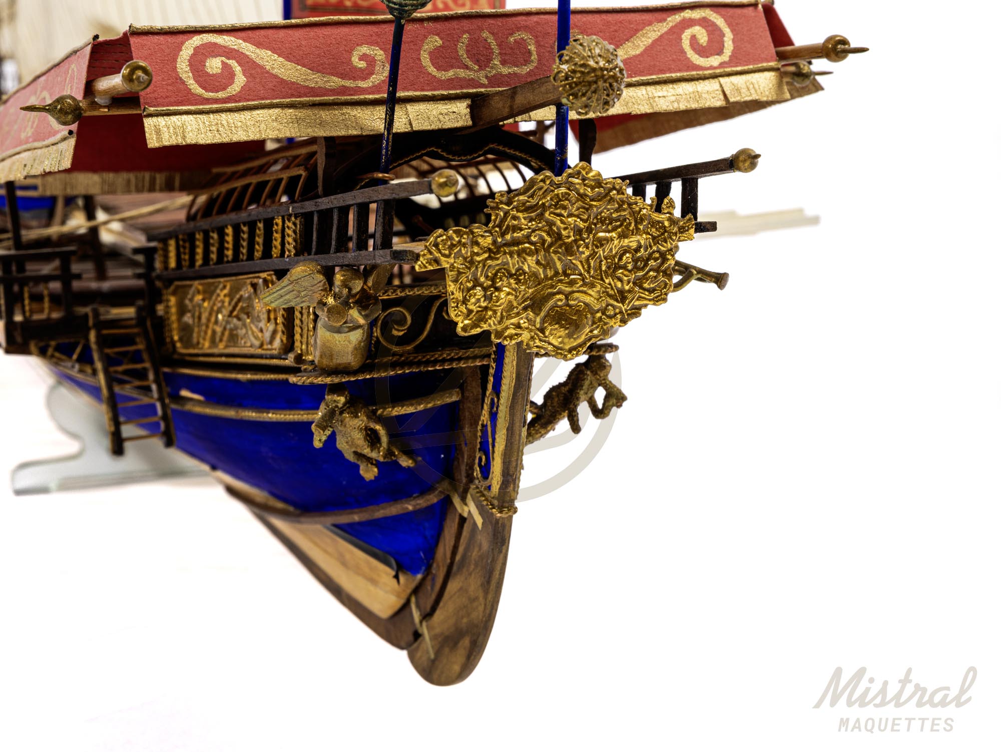 Maquette de la Réale de France en bois finition soignée zoom