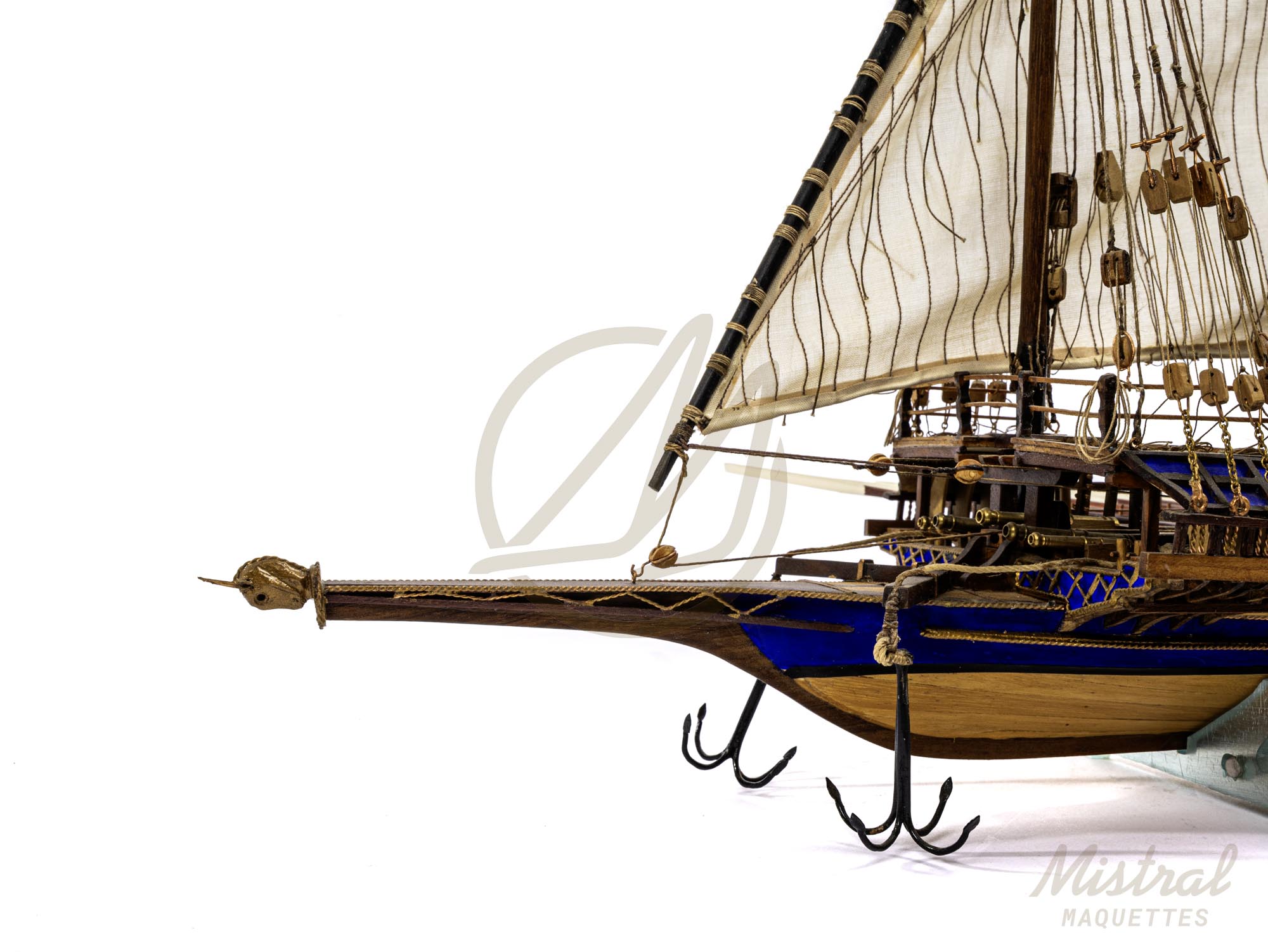 Maquette de la Réale de France en bois finition soignée zoom sur la poupe sculptée