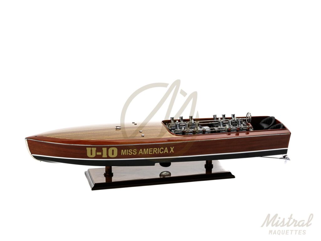 Maquette de Miss America X, hydroplane de record de vitesse des années 1930. Maquette en bois haut de gamme. Vue d'ensemble