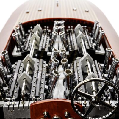 Maquette de Miss America X, hydroplane de record de vitesse des années 1930. Maquette en bois haut de gamme. Focus sur le moteur