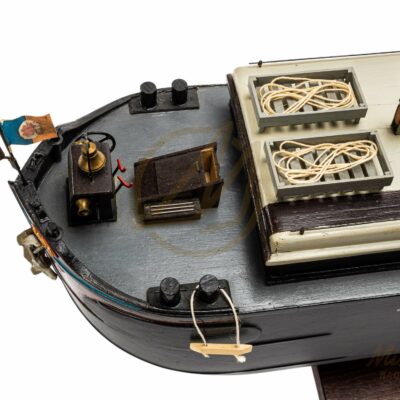 Maquette de Péniche MCA · Maquette de Péniche en Bois Déjà Montée · Mistral Maquettes