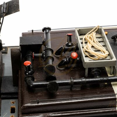 Maquette de Péniche MCA · Maquette de Péniche en Bois Déjà Montée · Mistral Maquettes