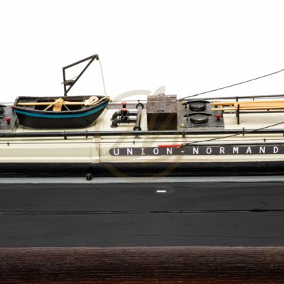 Maquette de Péniche MCA · Maquette de Péniche en Bois Déjà Montée · Mistral Maquettes