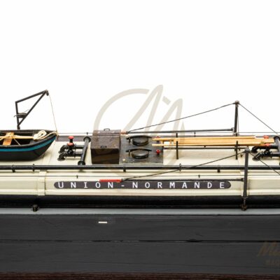 Maquette de Péniche MCA · Maquette de Péniche en Bois Déjà Montée · Mistral Maquettes