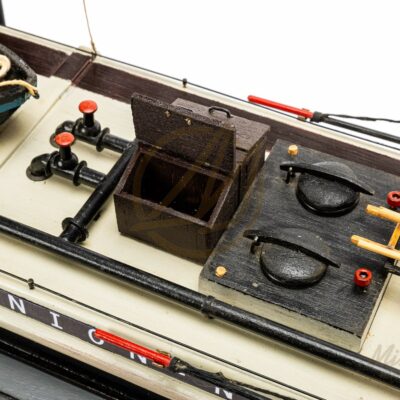 Maquette de Péniche MCA · Maquette de Péniche en Bois Déjà Montée · Mistral Maquettes