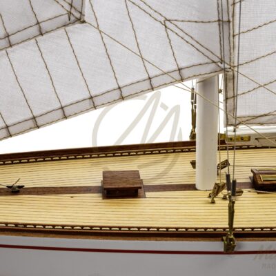 Détails du pont et gréement de la Maquette de collection Rainbow 70 cm Qualité Musée – Mistral Maquettes, yacht America’s Cup 1934