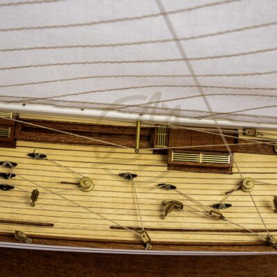 Détails du pont et gréement de la Maquette de collection Rainbow 70 cm Qualité Musée – Mistral Maquettes, yacht America’s Cup 1934
