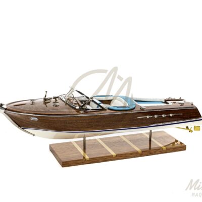 Maquette de runabout Rama. Bateau en bois d'inspiration des bateau de plaisance Italiens des années 50 et 60. Maquette inspirée de bateau Riva.