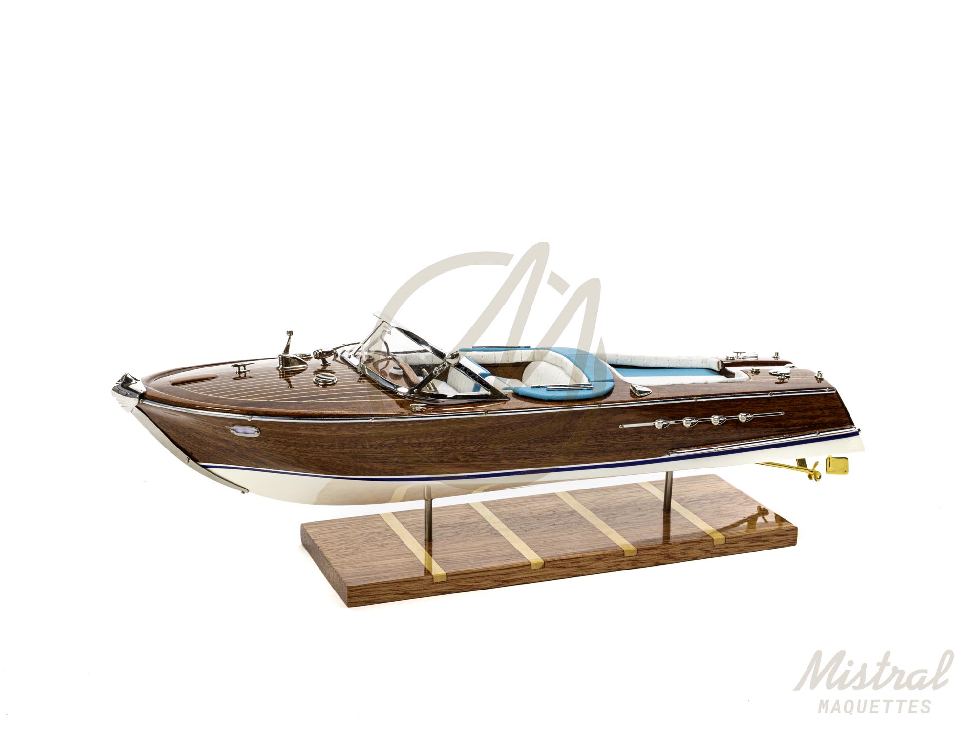 rama 38 cm Maquette de runabout Rama. Bateau en bois d'inspiration des bateau de plaisance Italiens des années 50 et 60. Maquette inspirée de bateau Riva.