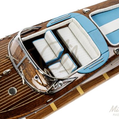 Maquette de runabout Rama. Bateau en bois d'inspiration des bateau de plaisance Italiens des années 50 et 60. Maquette inspirée de bateau Riva. Vue de la scellerie