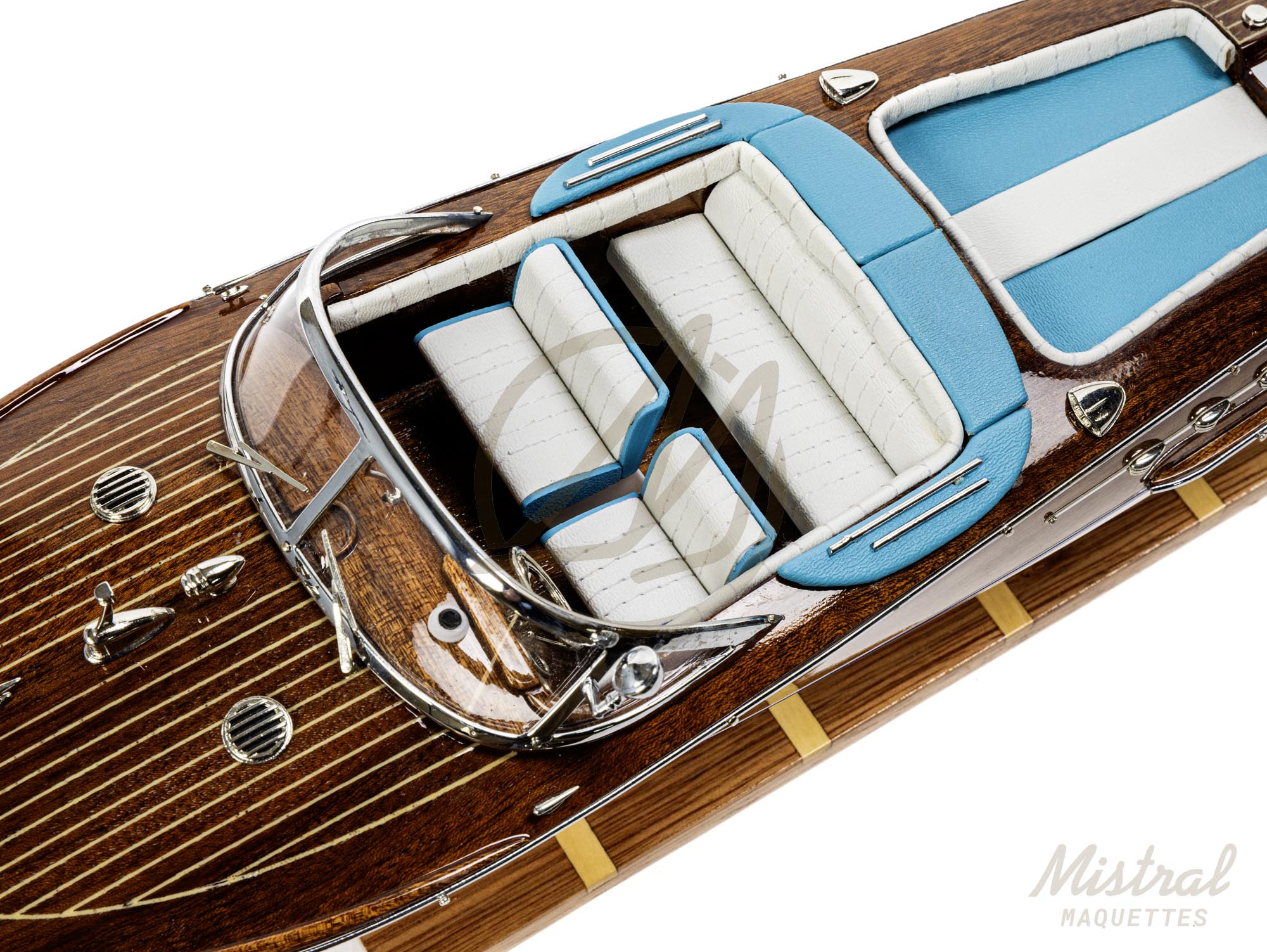 rama 38 cm Maquette de runabout Rama. Bateau en bois d'inspiration des bateau de plaisance Italiens des années 50 et 60. Maquette inspirée de bateau Riva. Vue de la scellerie