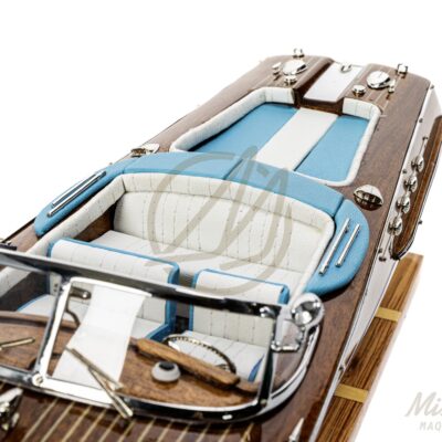 Maquette de runabout Rama. Bateau en bois d'inspiration des bateau de plaisance Italiens des années 50 et 60. Maquette inspirée de bateau Riva.