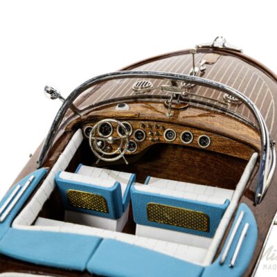 Maquette de runabout Rama. Bateau en bois d'inspiration des bateau de plaisance Italiens des années 50 et 60. Maquette inspirée de bateau Riva. Vue du Cokpite