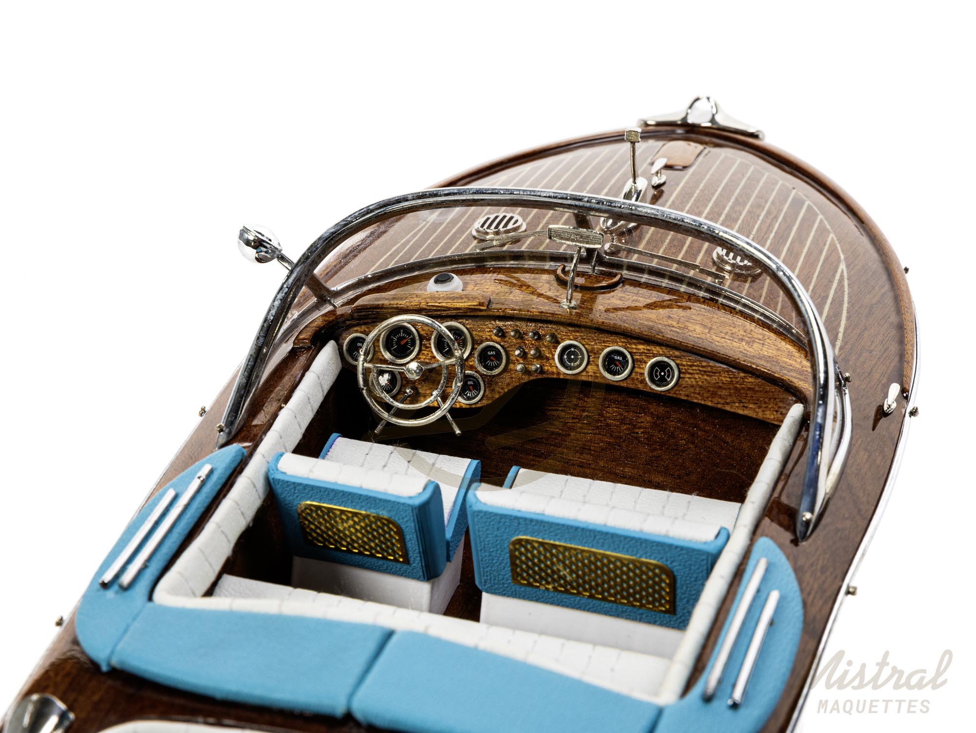 rama 38 cm Maquette de runabout Rama. Bateau en bois d'inspiration des bateau de plaisance Italiens des années 50 et 60. Maquette inspirée de bateau Riva. Vue du Cokpite