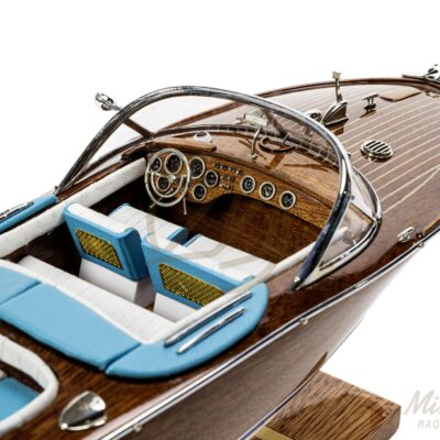 Maquette de runabout Rama. Bateau en bois d'inspiration des bateau de plaisance Italiens des années 50 et 60. Maquette inspirée de bateau Riva. Vue du Cokpite