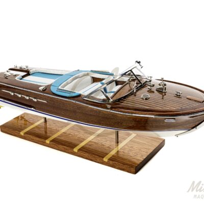 Maquette de runabout Rama. Bateau en bois d'inspiration des bateau de plaisance Italiens des années 50 et 60. Maquette inspirée de bateau Riva.