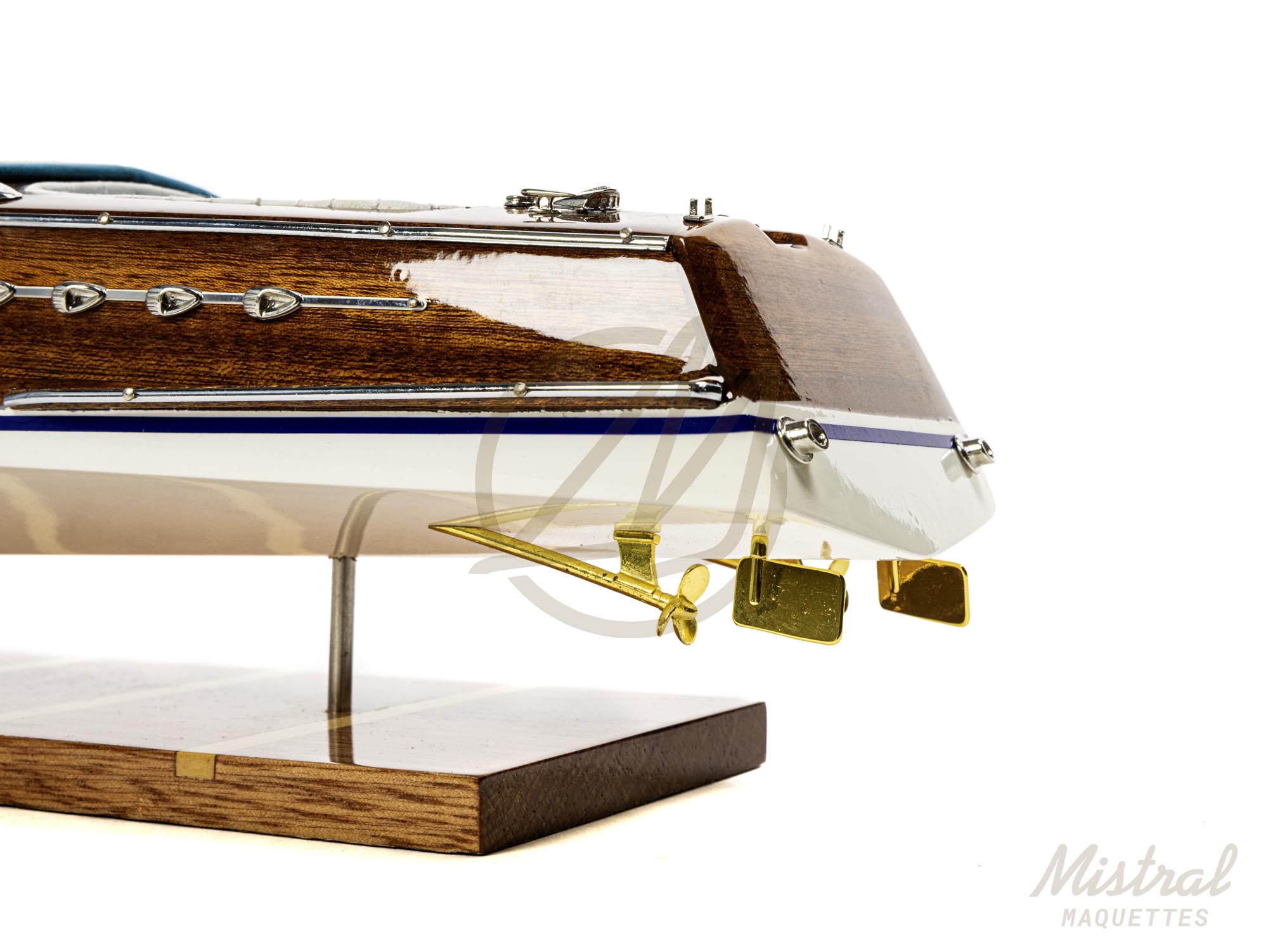 rama 38 cm Maquette de runabout Rama. Bateau en bois d'inspiration des bateau de plaisance Italiens des années 50 et 60. Maquette inspirée de bateau Riva. Vue de dessous