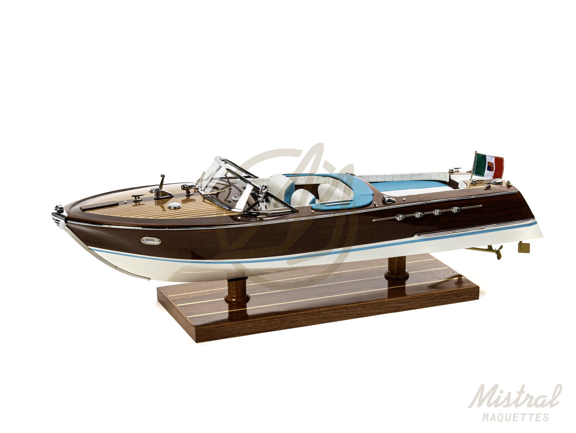 rama 54 cm Maquette de runabout Rama 54cm. Bateau en bois d'inspiration des bateau de plaisance Italiens des années 50 et 60. Maquette inspirée de l'Aquarama de Riva.