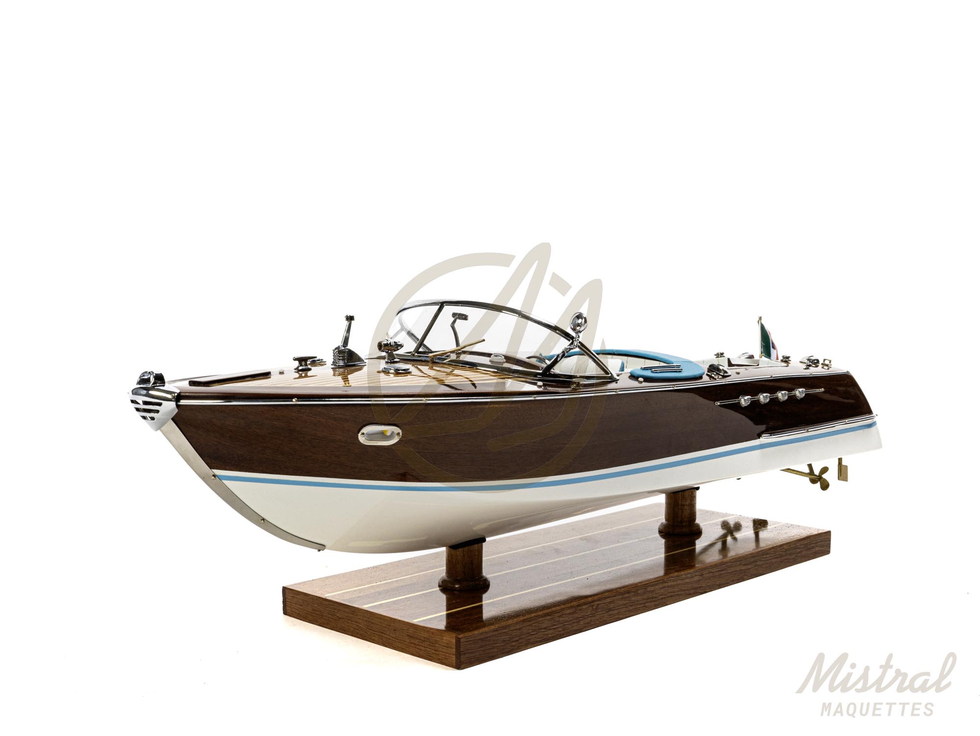 rama 54 cm Maquette de runabout Rama 54cm. Bateau en bois d'inspiration des bateau de plaisance Italiens des années 50 et 60. Maquette inspirée de l'Aquarama de Riva.