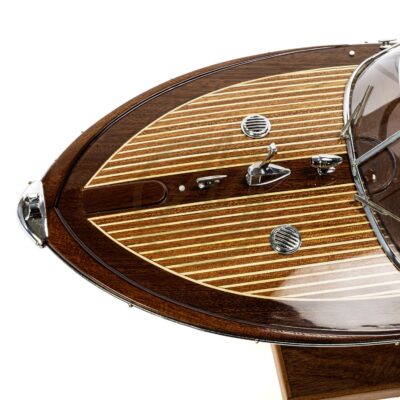 Maquette de runabout Rama 54cm. Bateau en bois d'inspiration des bateau de plaisance Italiens des années 50 et 60. Maquette inspirée de l'Aquarama de Riva. Détail pont latté.