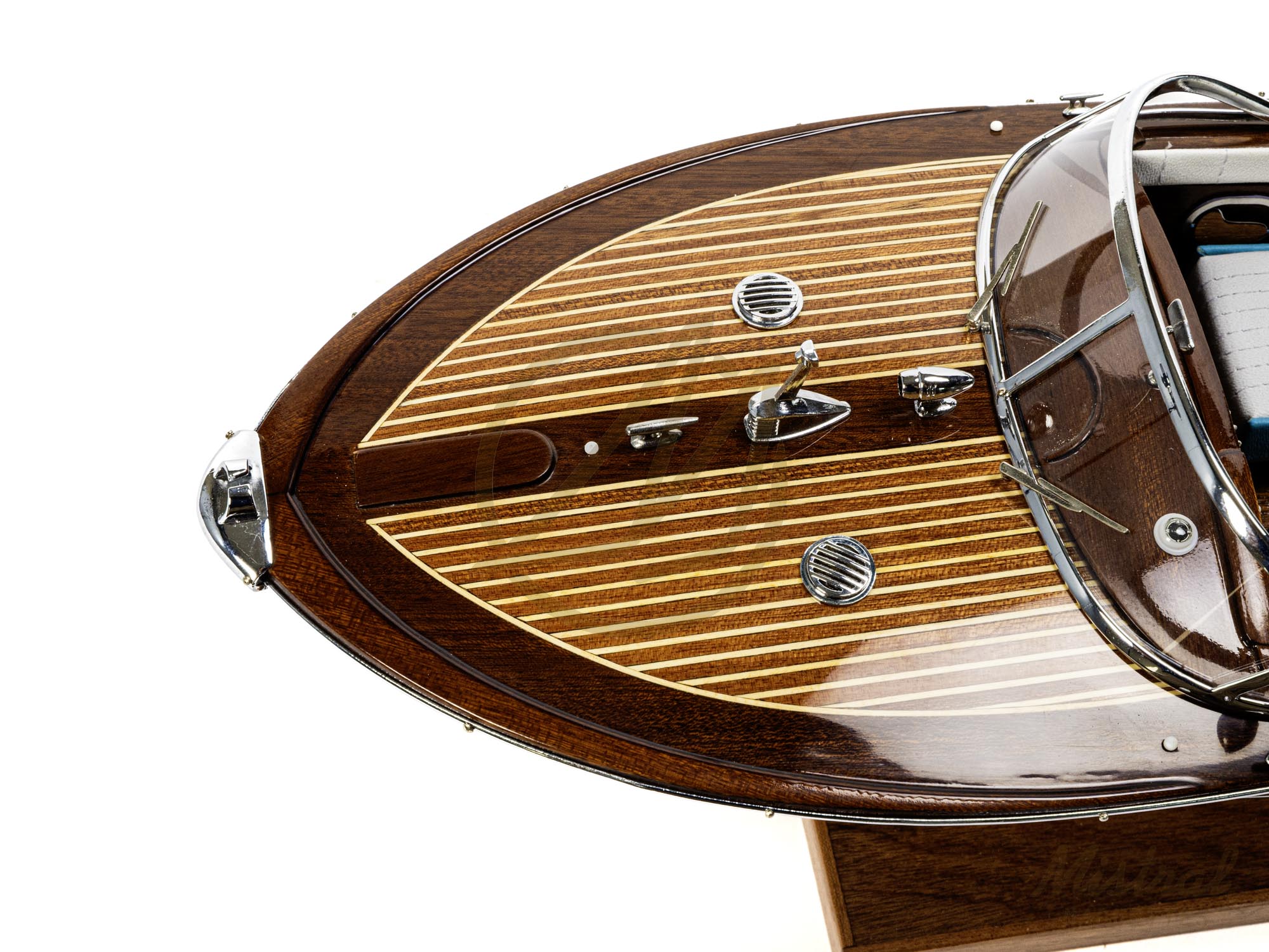 rama 54 cm Maquette de runabout Rama 54cm. Bateau en bois d'inspiration des bateau de plaisance Italiens des années 50 et 60. Maquette inspirée de l'Aquarama de Riva. Détail pont latté.