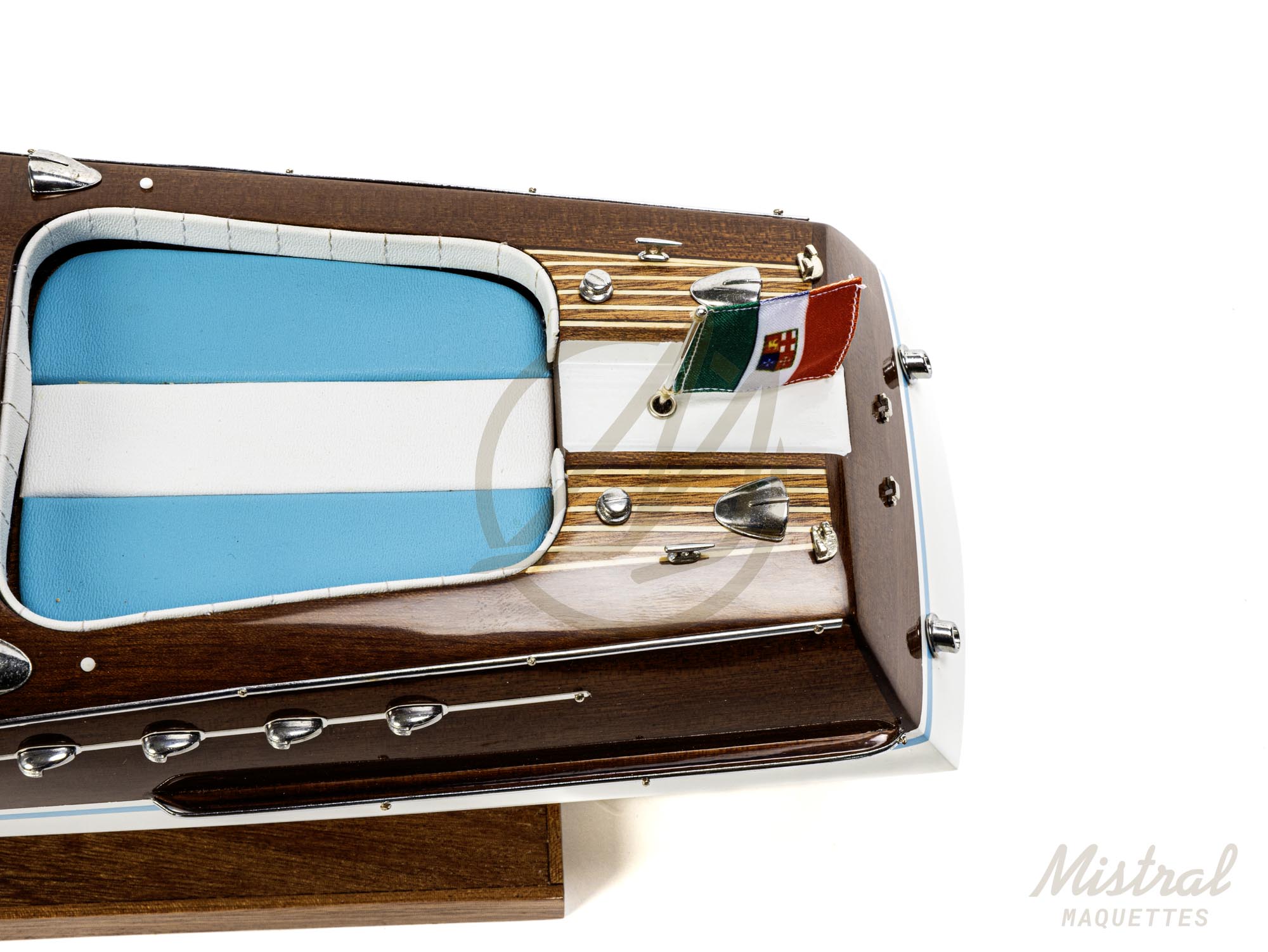 rama 54 cm Maquette de runabout Rama 54cm. Bateau en bois d'inspiration des bateau de plaisance Italiens des années 50 et 60. Maquette inspirée de l'Aquarama de Riva.