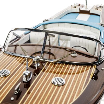 Maquette de runabout Rama 54cm. Bateau en bois d'inspiration des bateau de plaisance Italiens des années 50 et 60. Maquette inspirée de l'Aquarama de Riva.