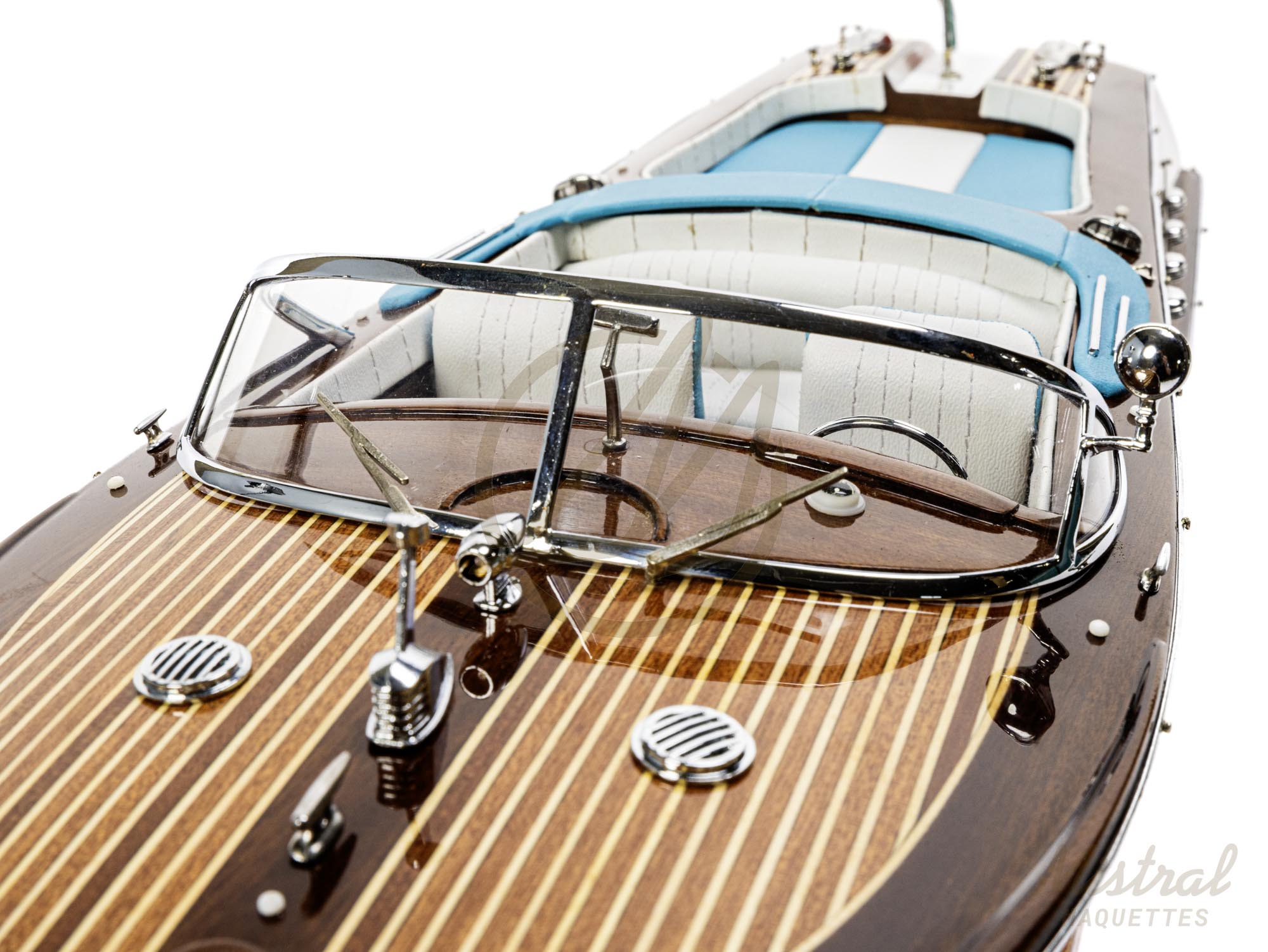 rama 54 cm Maquette de runabout Rama 54cm. Bateau en bois d'inspiration des bateau de plaisance Italiens des années 50 et 60. Maquette inspirée de l'Aquarama de Riva.