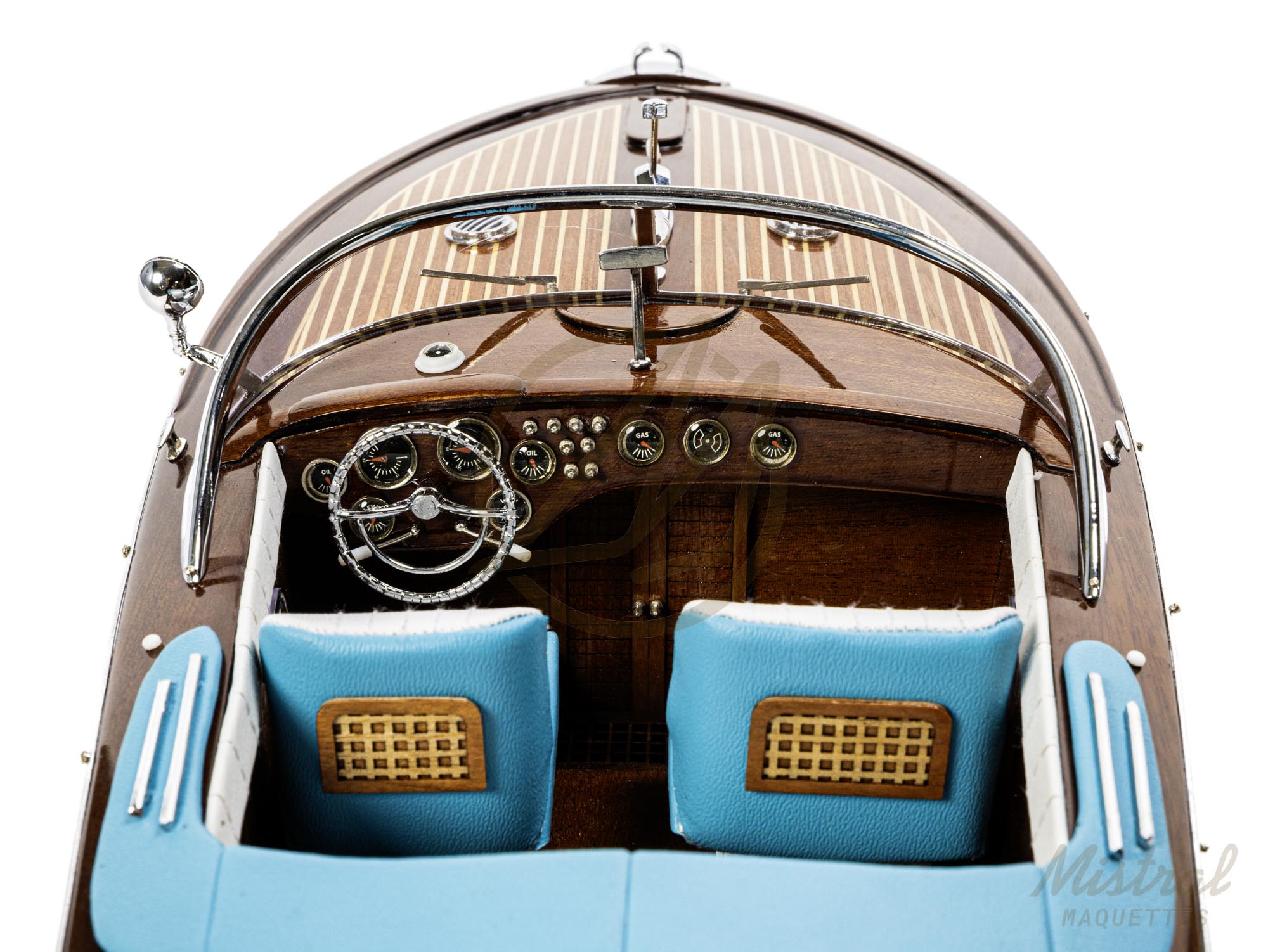 rama 54 cm Maquette de runabout Rama 54cm. Bateau en bois d'inspiration des bateau de plaisance Italiens des années 50 et 60. Maquette inspirée de l'Aquarama de Riva. Vue sur la scellerie