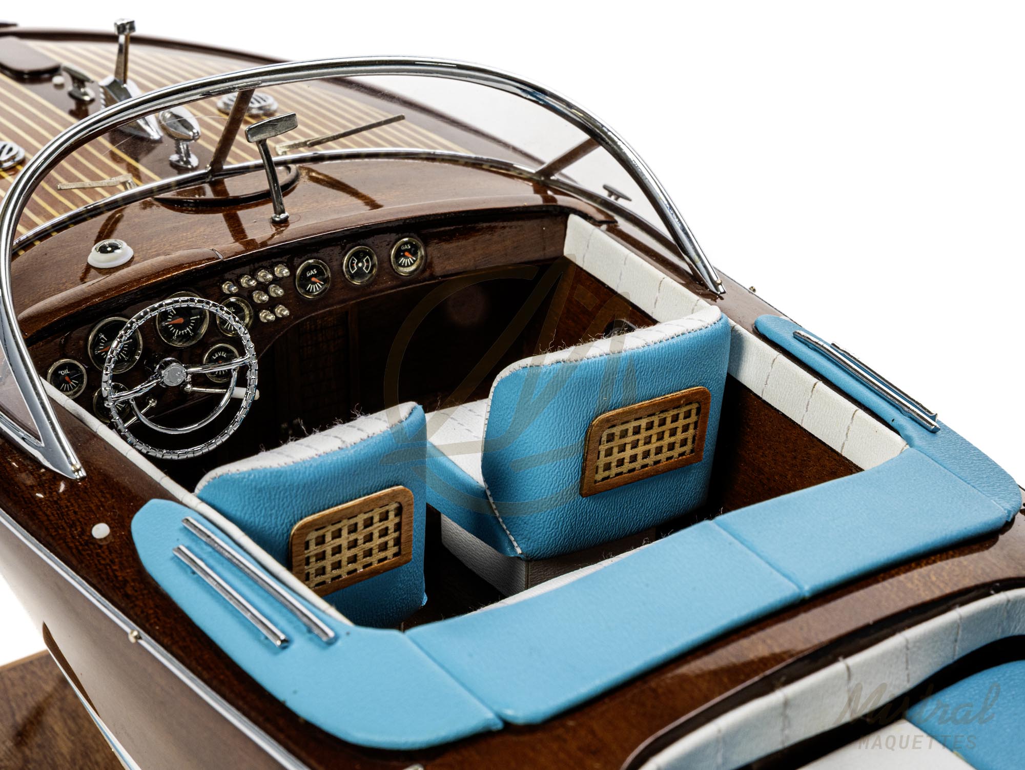 rama 54 cm Maquette de runabout Rama 54cm. Bateau en bois d'inspiration des bateau de plaisance Italiens des années 50 et 60. Maquette inspirée de l'Aquarama de Riva. Vue sur la scellerie