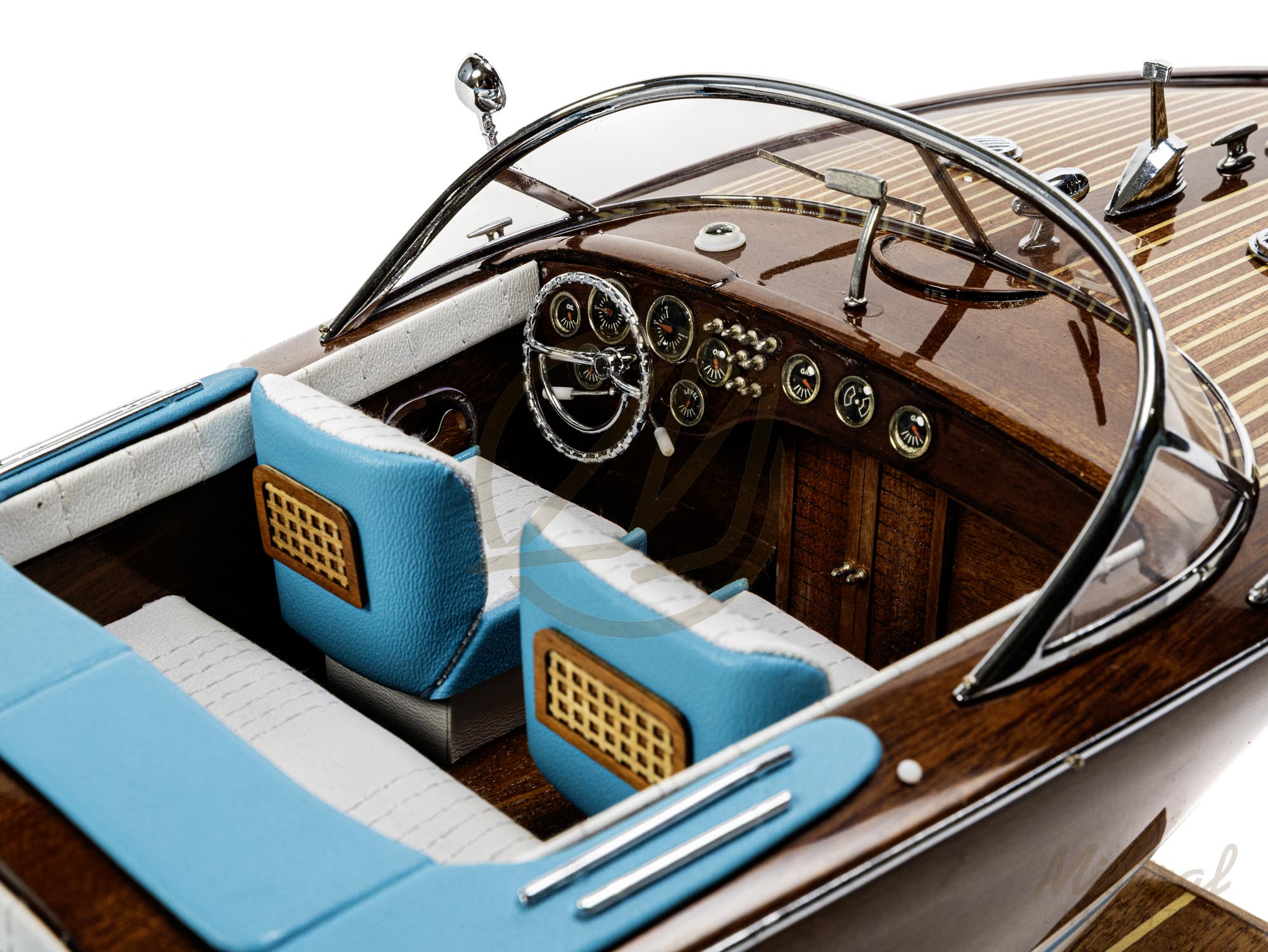 rama 54 cm Maquette de runabout Rama 54cm. Bateau en bois d'inspiration des bateau de plaisance Italiens des années 50 et 60. Maquette inspirée de l'Aquarama de Riva. Vue sur la scellerie