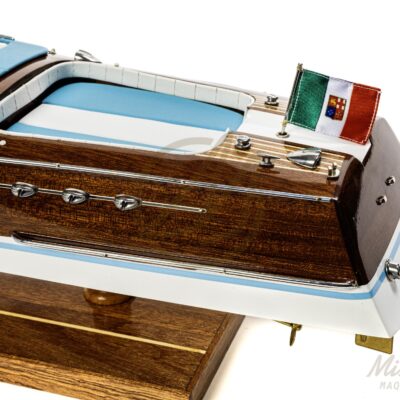 Maquette de runabout Rama 54cm. Bateau en bois d'inspiration des bateau de plaisance Italiens des années 50 et 60. Maquette inspirée de l'Aquarama de Riva.