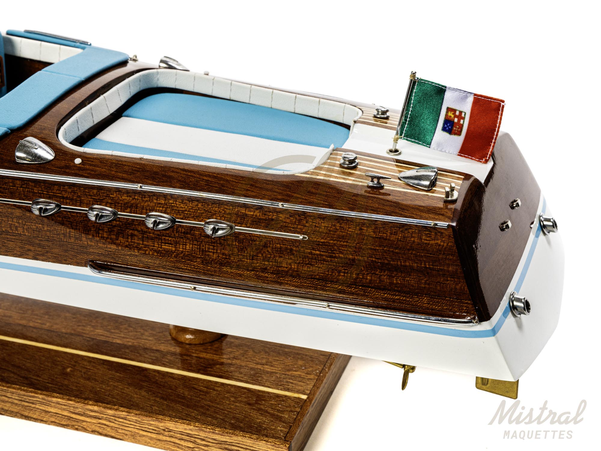 rama 54 cm Maquette de runabout Rama 54cm. Bateau en bois d'inspiration des bateau de plaisance Italiens des années 50 et 60. Maquette inspirée de l'Aquarama de Riva.