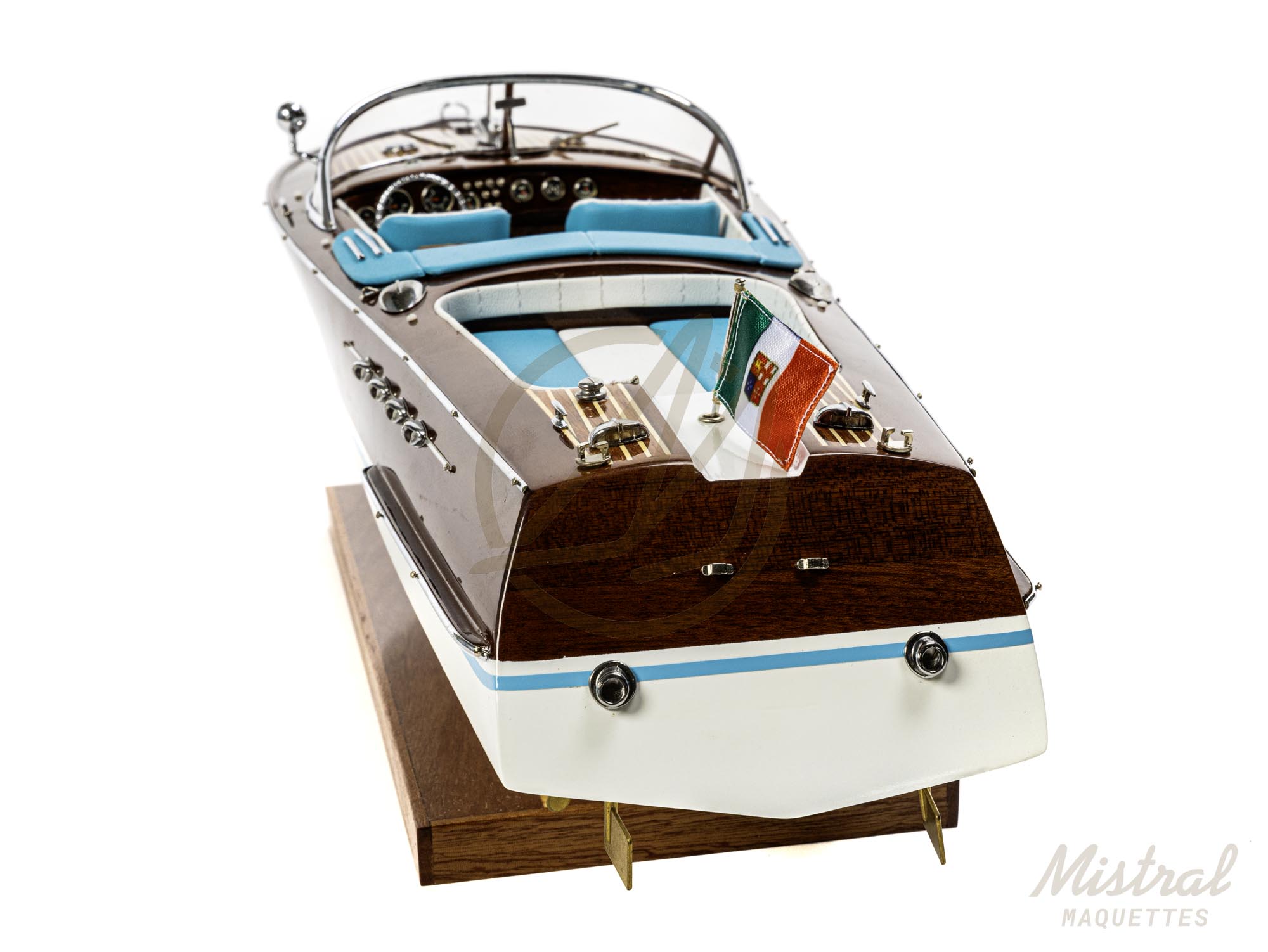 rama 54 cm Maquette de runabout Rama 54cm. Bateau en bois d'inspiration des bateau de plaisance Italiens des années 50 et 60. Maquette inspirée de l'Aquarama de Riva.