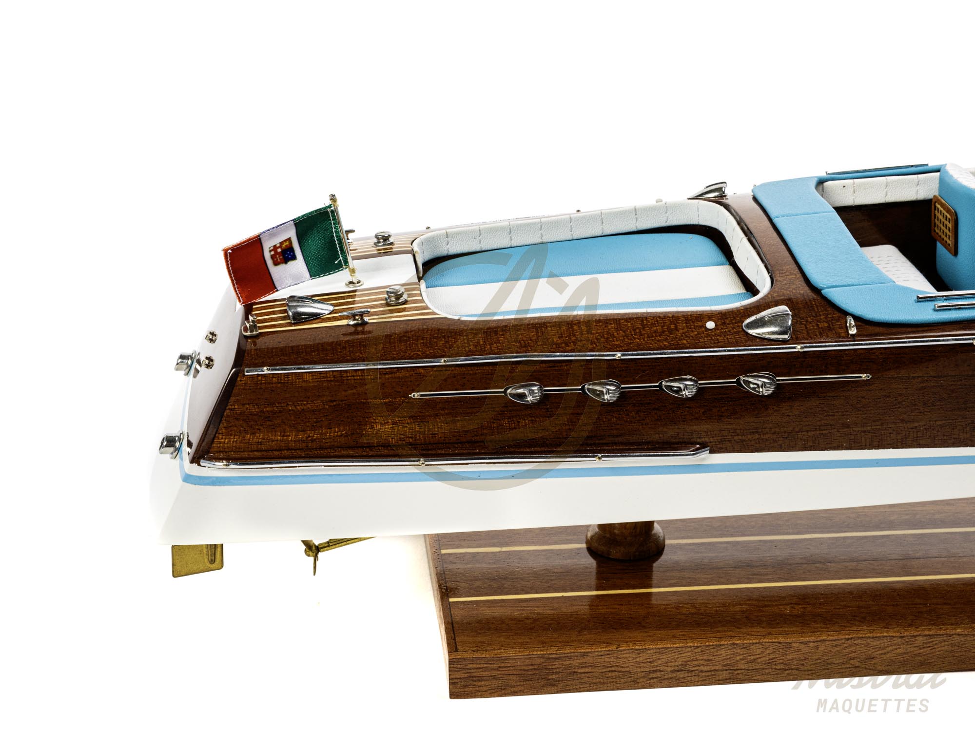 rama 54 cm Maquette de runabout Rama 54cm. Bateau en bois d'inspiration des bateau de plaisance Italiens des années 50 et 60. Maquette inspirée de l'Aquarama de Riva.