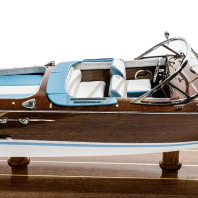 Maquette de runabout Rama 54cm. Bateau en bois d'inspiration des bateau de plaisance Italiens des années 50 et 60. Maquette inspirée de l'Aquarama de Riva. Détail pont latté.