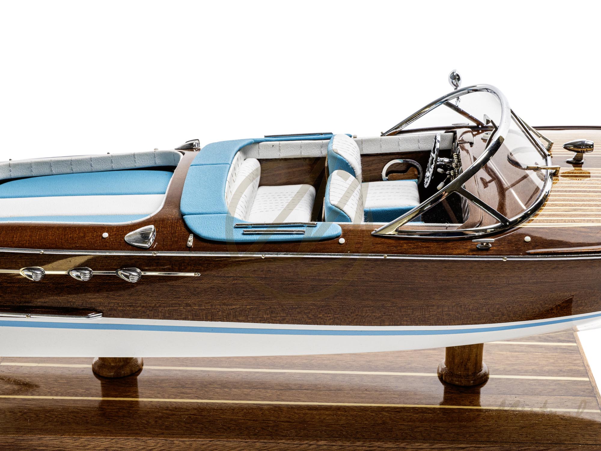 rama 54 cm Maquette de runabout Rama 54cm. Bateau en bois d'inspiration des bateau de plaisance Italiens des années 50 et 60. Maquette inspirée de l'Aquarama de Riva. Détail pont latté.