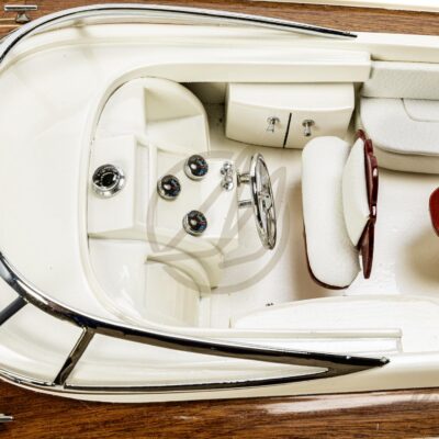 Maquette du Rima - Inspiré des Runabout Italiens des années 2010. Maquette de bateau en bois, finition haut de gamme - Vue du cockpit