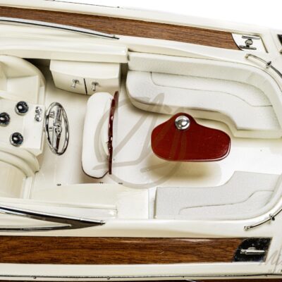 Maquette du Rima - Inspiré des Runabout Italiens des années 2010. Maquette de bateau en bois, finition haut de gamme - Vue du cockpit