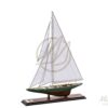 Maquette du Shamrock V en bois, yacht mythique de 1930. Une pièce élégante qui associe authenticité, décoration raffinée et héritage maritime - Vue d'ensemble.