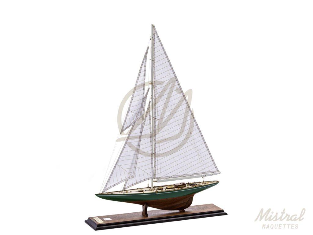 Maquette du Shamrock V en bois, yacht mythique de 1930. Une pièce élégante qui associe authenticité, décoration raffinée et héritage maritime - Vue d'ensemble.