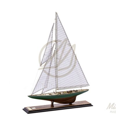 Maquette du Shamrock V en bois, yacht mythique de 1930. Une pièce élégante qui associe authenticité, décoration raffinée et héritage maritime - Vue d'ensemble.