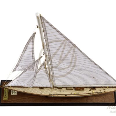 Maquette du Shamrock V en bois, yacht mythique de 1930. Une pièce élégante qui associe authenticité, décoration raffinée et héritage maritime - Vue d'ensemble.