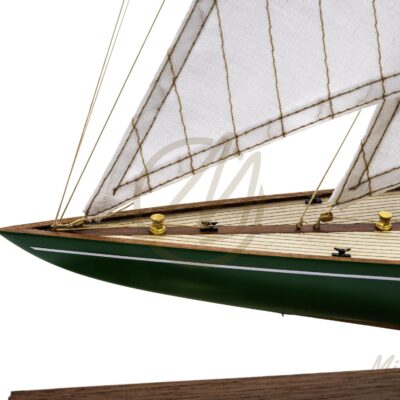 Maquette du Shamrock V en bois, yacht mythique de 1930. Une pièce élégante qui associe authenticité, décoration raffinée et héritage maritime - Détails du pont et voiles