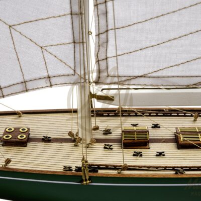 Maquette du Shamrock V en bois, yacht mythique de 1930. Une pièce élégante qui associe authenticité, décoration raffinée et héritage maritime - Détails du pont et voiles