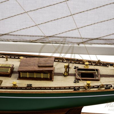 Maquette du Shamrock V en bois, yacht mythique de 1930. Une pièce élégante qui associe authenticité, décoration raffinée et héritage maritime - Détails du pont et voiles