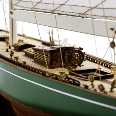 Maquette du Shamrock V en bois, yacht mythique de 1930. Une pièce élégante qui associe authenticité, décoration raffinée et héritage maritime - Détails du pont et voiles