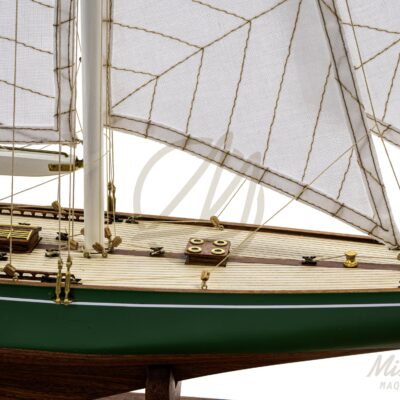 Maquette du Shamrock V en bois, yacht mythique de 1930. Une pièce élégante qui associe authenticité, décoration raffinée et héritage maritime - Détails du pont et voiles