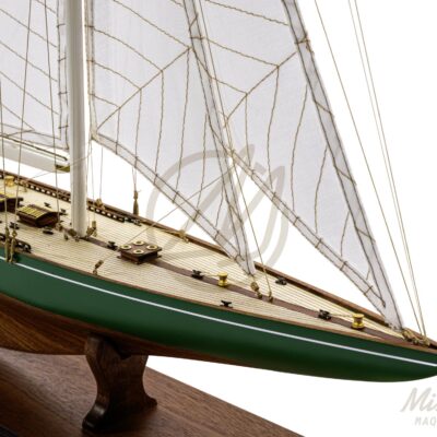 Maquette du Shamrock V en bois, yacht mythique de 1930. Une pièce élégante qui associe authenticité, décoration raffinée et héritage maritime - Détails du pont et voiles