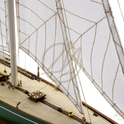 Maquette du Shamrock V en bois, yacht mythique de 1930. Une pièce élégante qui associe authenticité, décoration raffinée et héritage maritime - Voiles & Gréments